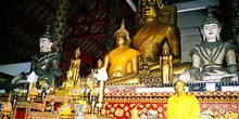 Altar con docenas budas, Tailandia