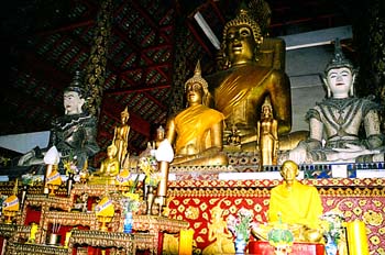 Altar con docenas budas, Tailandia