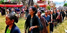 Familia de segundo orden. Procesión de mujeres, Sulawesi, Indone