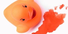 Patito de plástico y mancha roja