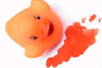 Patito de plástico y mancha roja