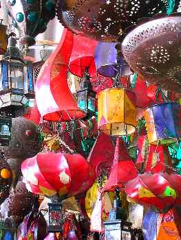 Lámparas en un puesto del zoco, Marrakech., Marruecos