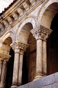 Columnas dobles del pórtico de la Iglesia de San Martín, Segovia