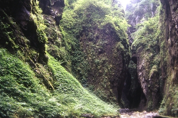 Paso entre rocas en el Barranco de Olhadubie