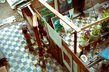 Vecinos charlan en una favela de Sao Paulo, Brasil