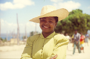 Chica joven en el Barrio del Triángulo, Nacala, Mozambique