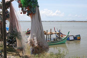 Barcas y redes, Campamento de pescado, Alunaga, Sumatra, Indones