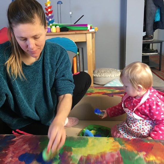 Chloe haciendo actividades en casa 2