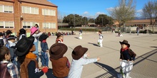2º disfrutando con los juegos en el patio. 13
