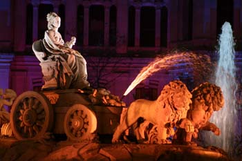 Iluminación de la fuente de Cibeles con motivo de la Boda Real