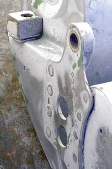 Eje pivote y contrapeso de flap