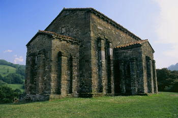 Vista del ábside y cámara de la fachada de la iglesia de Santa C