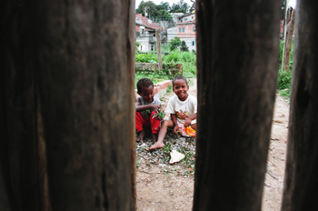 Niños jugando, favelas de Sao Paulo, Brasil