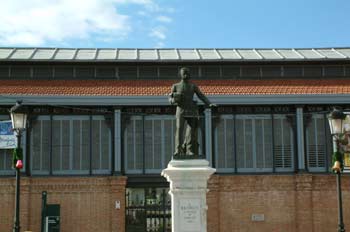 Estatua de Alfonso XII en la puerta del Mercado de Abastos de Ar