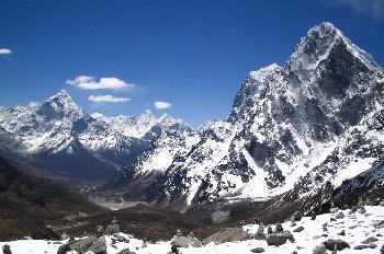 Sierra de alta montaña con nieve
