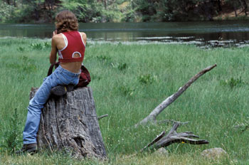 Mujer contemplando el paisaje