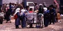 Niños comprando helados a un vendedor ambulante, Yemen