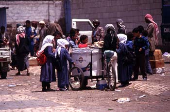 Niños comprando helados a un vendedor ambulante, Yemen