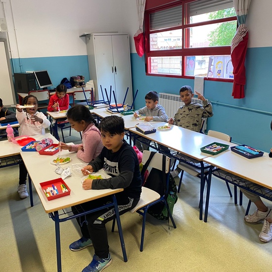 COSECHA DE LECHUGA DEL HUERTO Y COMIDA EN LA CLASE 10