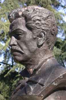 Busto del escritor Juan Montalvo