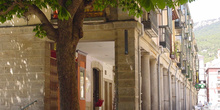Calle con soportales en San Lorenzo de El Escorial