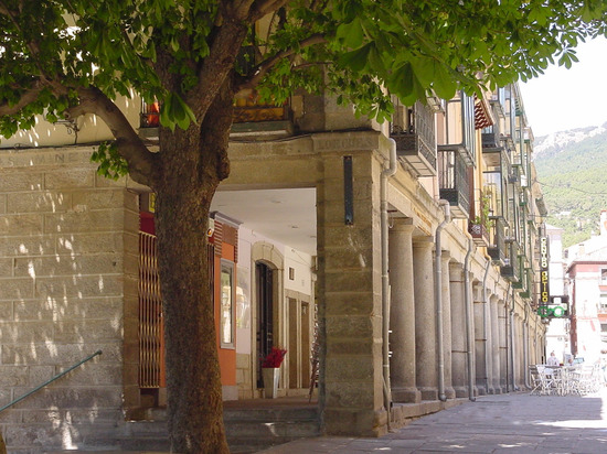 Calle con soportales en San Lorenzo de El Escorial