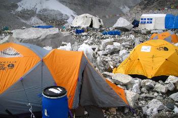 Campo base - tiendas de campaña