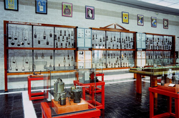 Vista de conjunto de diferentes tipos de lámparas, Museo de la M