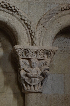 Capitel con figuras humanas, Huesca