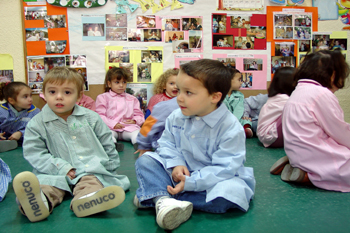 Niños sentados en colchonetas