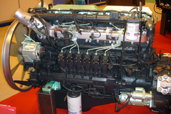 Motor con sistema de alimentación diesel por inyector bomba.