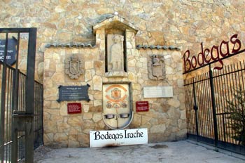 La Fuente del Vino de bodegas Irache, Ayegui, Navarra