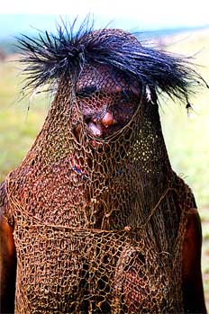 Mujer cubierta con red y corona, Irian Jaya, Indonesia