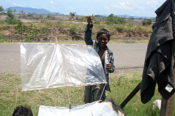 Cometas de plástico, Campamento de pescado, Alunaga, Sumatra, In