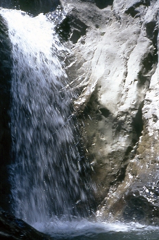 Salto de agua en el Barranco de Lapazosa, Huesca