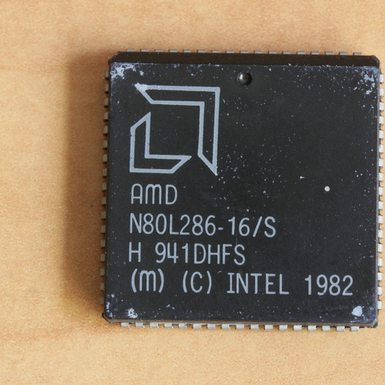 Microprocesador AMD 80286 con zócalo PLCC y licencia Intel