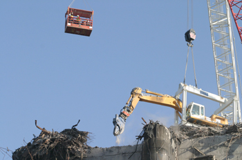 Grúa que ha demolido el edificio Windsor, en acción en la cima d