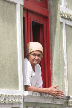 Anciana en una ventana, Olinda, Pernambuco, Brasil