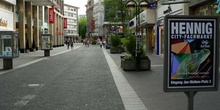 Calle de Dusseldorf con panel de publicidad, Alemania
