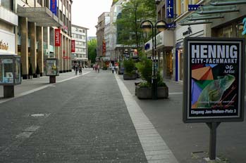 Calle de Dusseldorf con panel de publicidad, Alemania