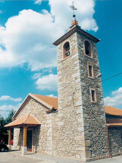 Iglesia y campanario en Piñuécar Gandullas