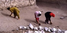 Trabajadoras barriendo en el Palacio de Leh, Ladakh, India