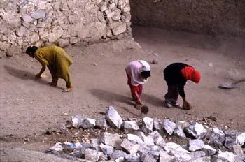 Trabajadoras barriendo en el Palacio de Leh, Ladakh, India