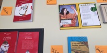Exposición de libros en el edificio de la ESO