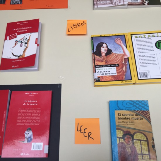 Exposición de libros en el edificio de la ESO