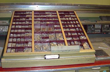 Caja con tipos de plomo