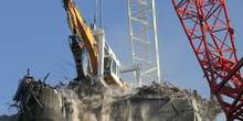Grúa que ha demolido el edificio Windsor, en acción en la cima d