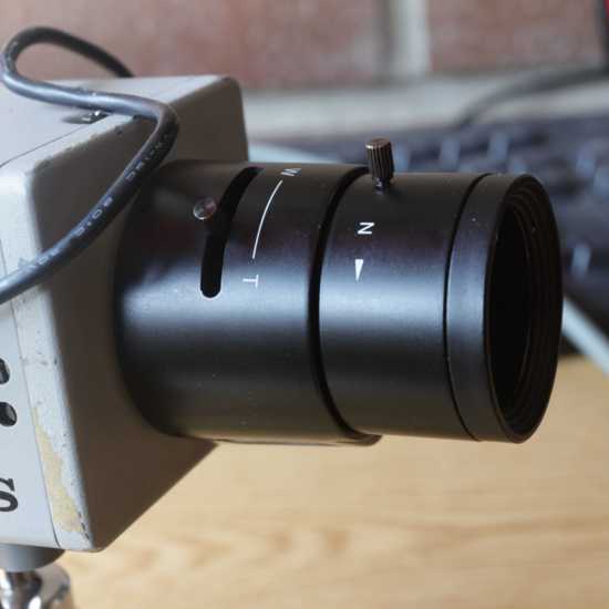 Palanca ajuste del zoom y enfoque en cámara CCTV profesional