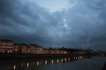 Vista nocturna del Arno, Pisa