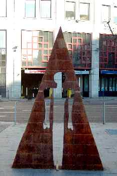 Escultura moderna, Plaza de Egyetem, Budapest, Hungría